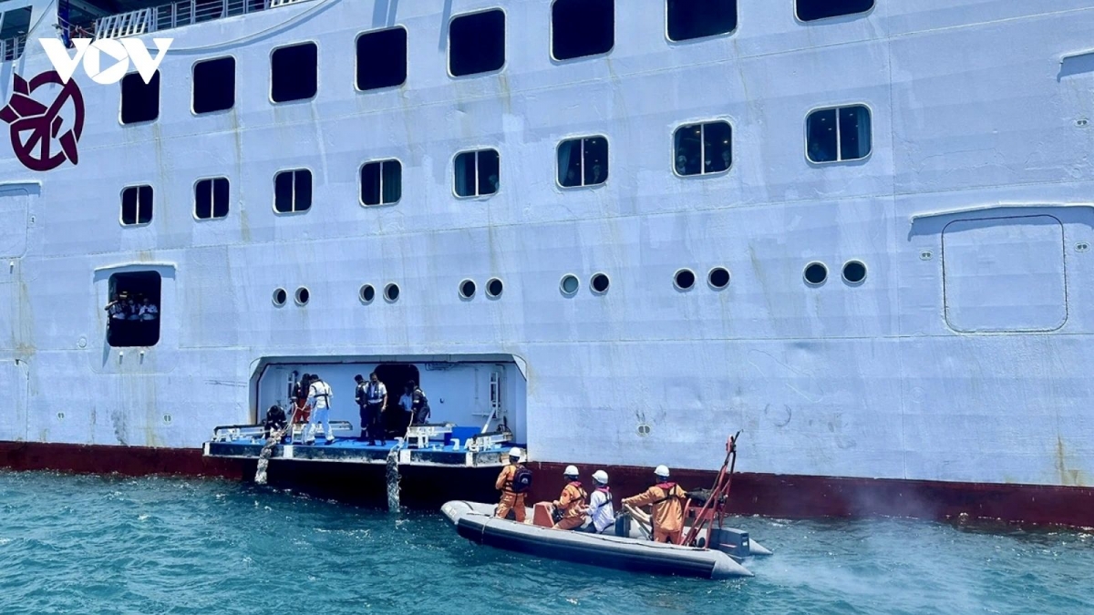 Vietnam rescues two Japanese tourists in critical condition at sea